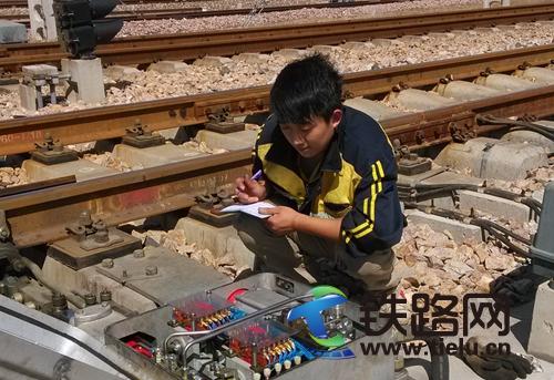 1441590187768417.jpg 呼和浩特電務(wù)段扎實完成暑運(yùn)工作.jpg