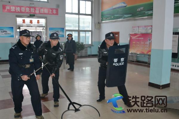 民警分工明確  與暴恐分子對峙.jpg