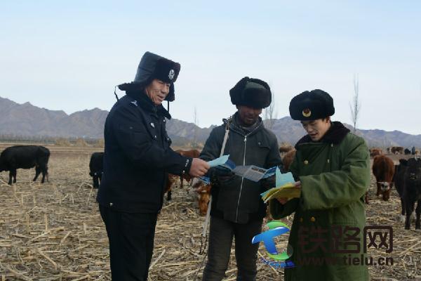 民警正在對(duì)牧民朋友進(jìn)行愛路護(hù)路宣傳.jpg