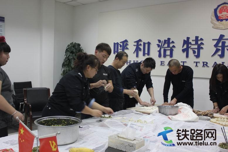 崗位上 民警齊動(dòng)手 共做年夜飯.jpg