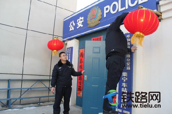 民警在元宵佳節(jié)之際懸掛燈籠.jpg