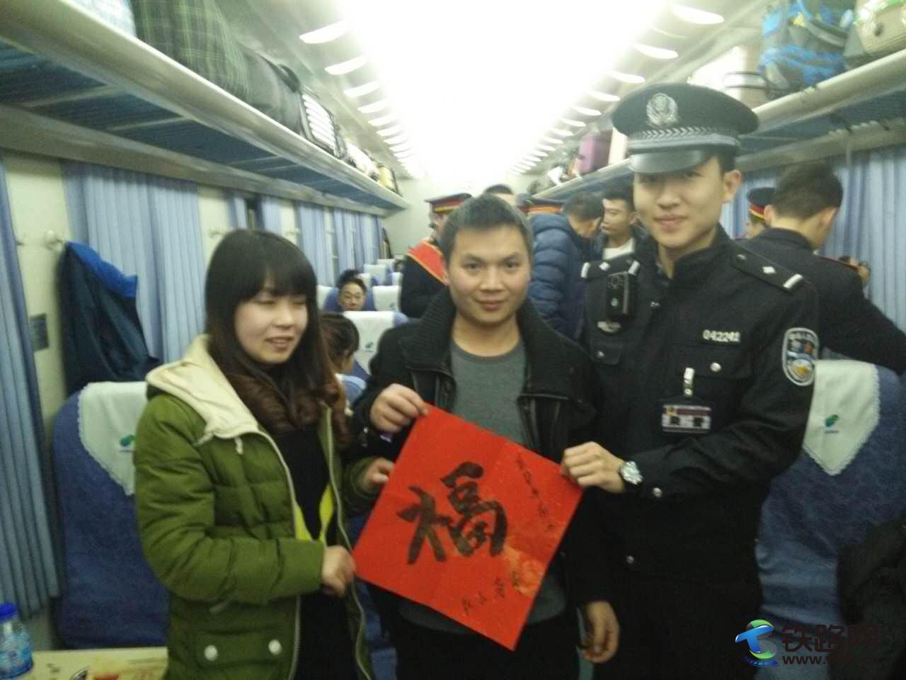 民警將寫好的福字送給旅客.jpg