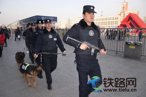 �Dһ�����^�F·����̎���^��܇վ�ɳ�����ð�������y����Ȯ�ڑ�(zh��n)ǰ�V�����bѲ߉����ط���������܇վ�h(hu��n)�����_��<a href=http://www.ehuashu.com/chunyun/ target=_blank class=infotextkey>���\</a>�ÿͰ�ȫ���У��zӰ�����l(w��i)�꣩.JPG